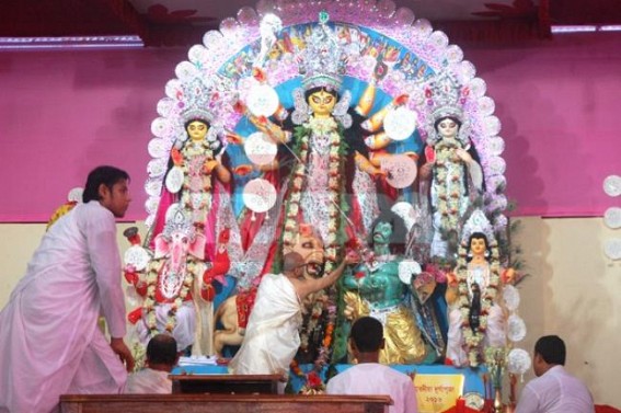 Bijoya Dasami ringing bell for Devi’s adieu for another year : Devotees throng to puja pandals on the occasion of 'Maha Navami' Bijoya Dasami ringing bell for Devi’s adieu for another year : Devotees throng to puja pandals on the occasion of 'Maha Navami'